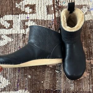 NO.6 low shearling clog boot on flat bendable base in Jet (black).